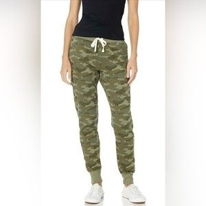 Amazon Essentials French Terry Fleece Jogger
Sweatpant in Green Camo, Size XS